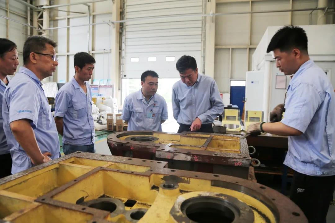 严鉴铂董事长深入本部生产一线调研指导工作