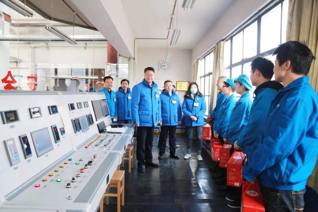 集团领导大年初一慰问在岗值班员工