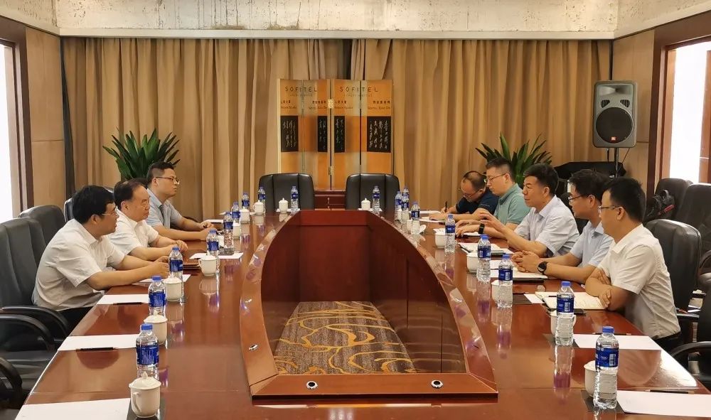 严鉴铂董事长与周济院士、陈吉红董事长座谈交流